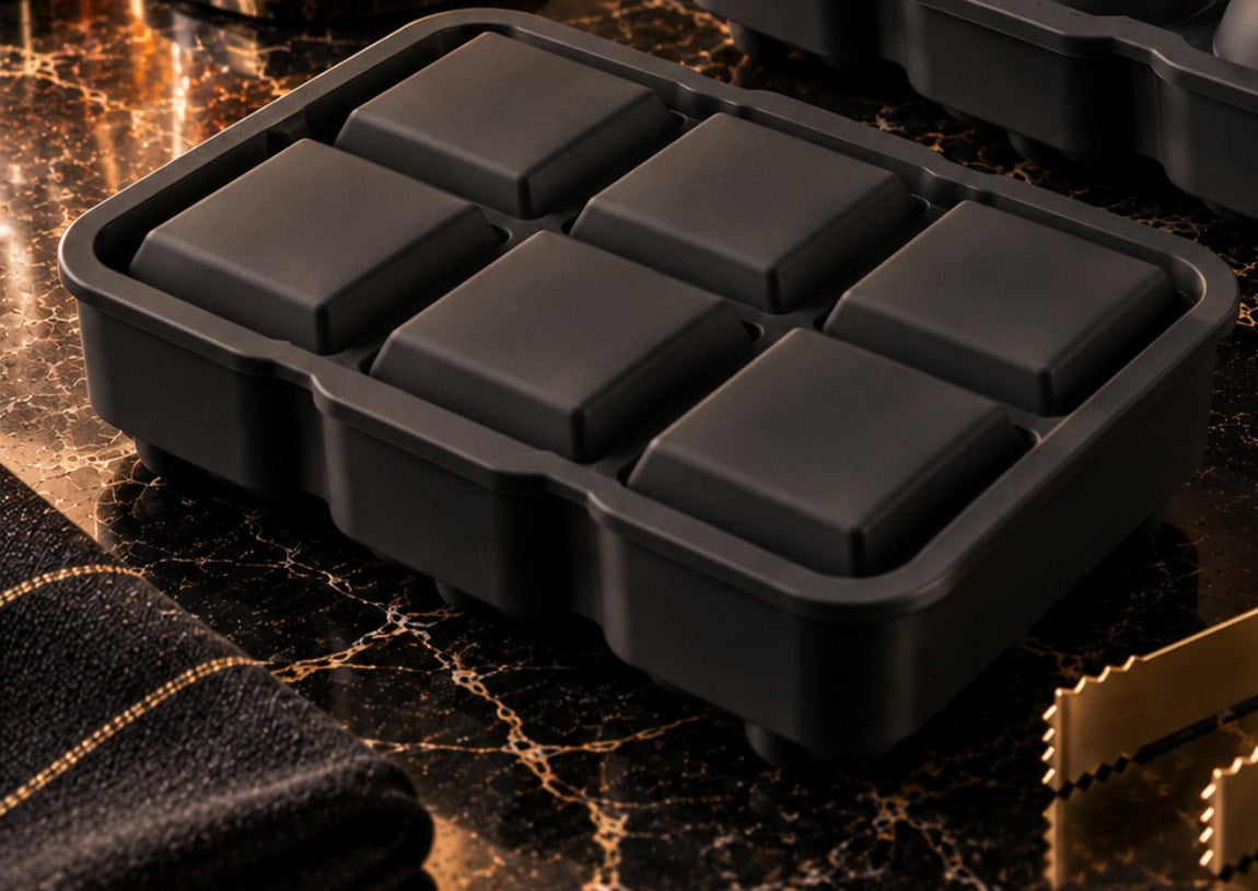 Moule à glaçons en silicone noir pour 6 cubes de 5 cm, fermé par son couvercle