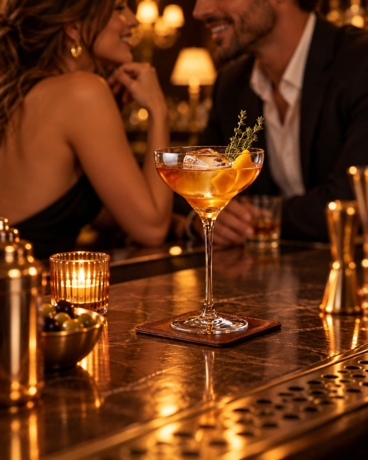 Coupette à cocktail posée sur un bar en marbre lors d'une soirée