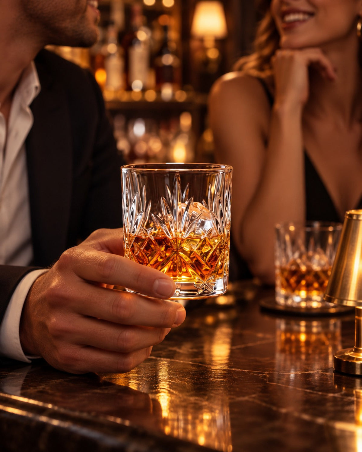 Deux tumblers à whisky en cristal taillé lors d'une dégustation au bar